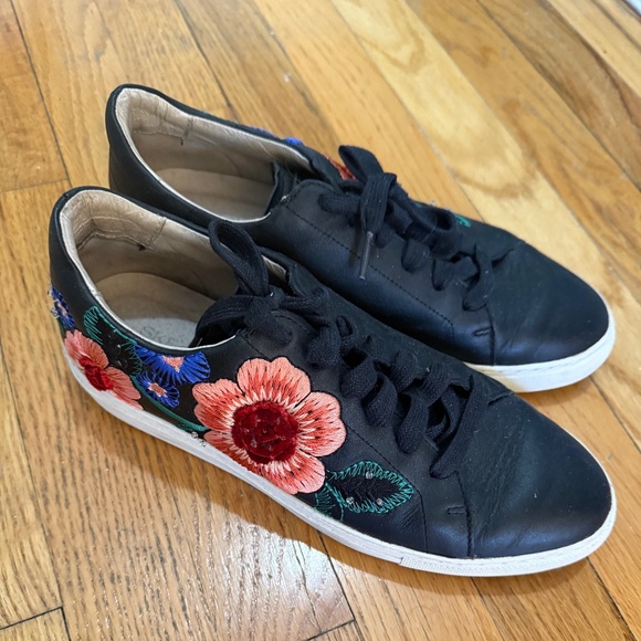 Sketchers Leather Women Sneakers size US 38.5, Flower details - Picture 1 of 1